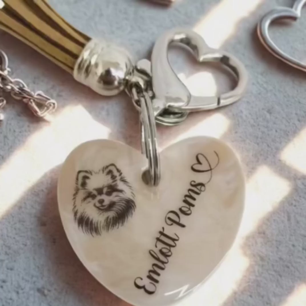 Video laden: Video einer glücklichen Kundin mit personalisierter Hundemarke